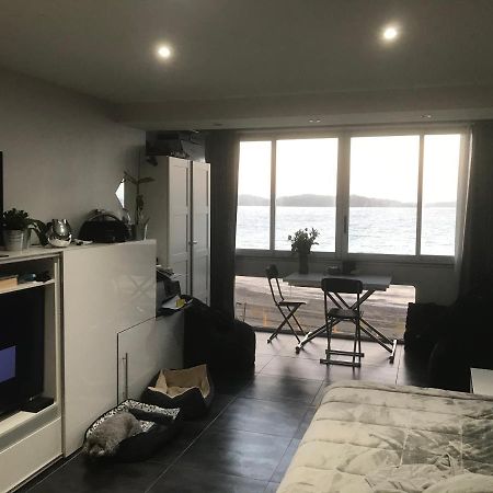 Appartement T2 les pieds dans l eau Vue Mer à Six-Fours-les-Plages Extérieur photo