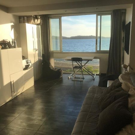 Appartement T2 les pieds dans l eau Vue Mer à Six-Fours-les-Plages Extérieur photo