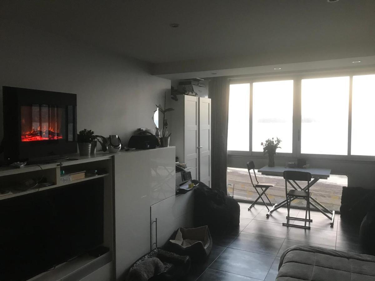 Appartement T2 les pieds dans l eau Vue Mer à Six-Fours-les-Plages Extérieur photo