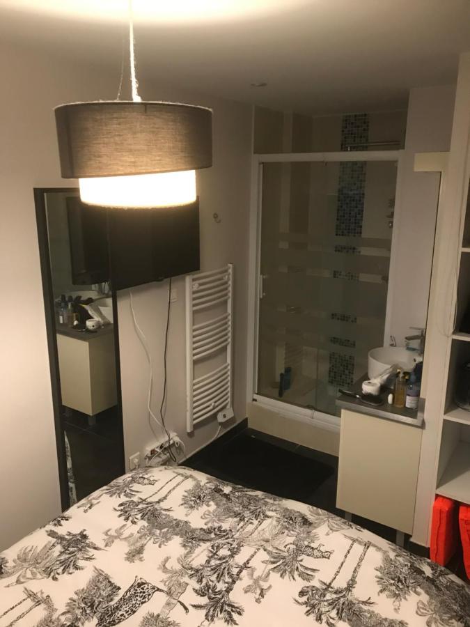 Appartement T2 les pieds dans l eau Vue Mer à Six-Fours-les-Plages Extérieur photo