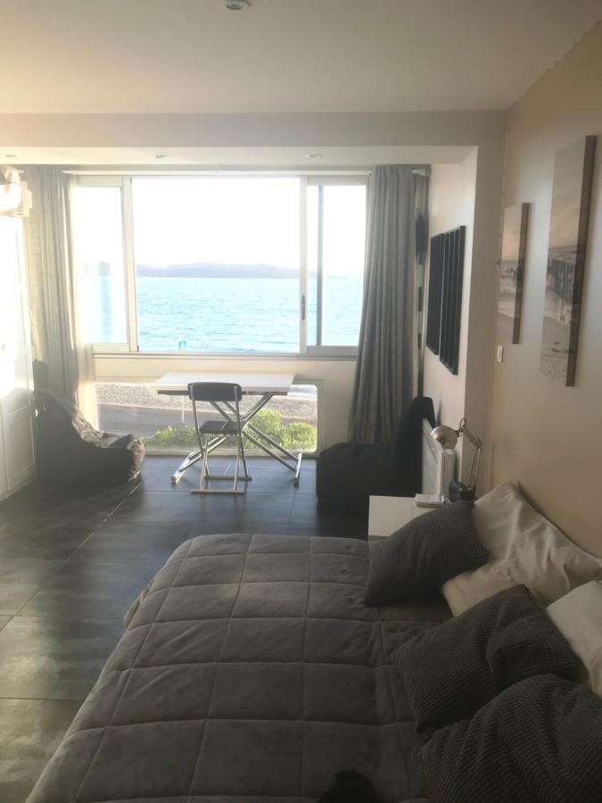Appartement T2 les pieds dans l eau Vue Mer à Six-Fours-les-Plages Extérieur photo