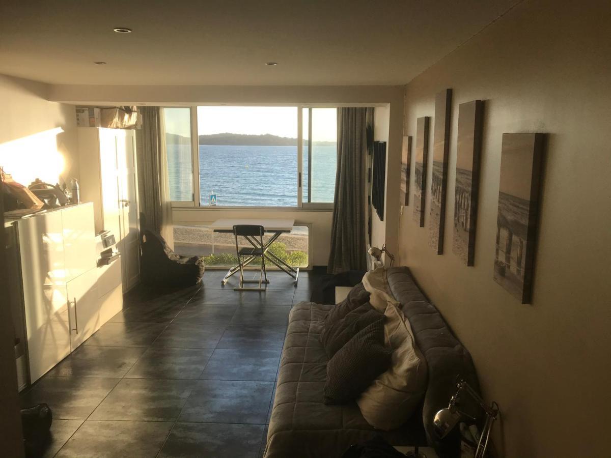 Appartement T2 les pieds dans l eau Vue Mer à Six-Fours-les-Plages Extérieur photo