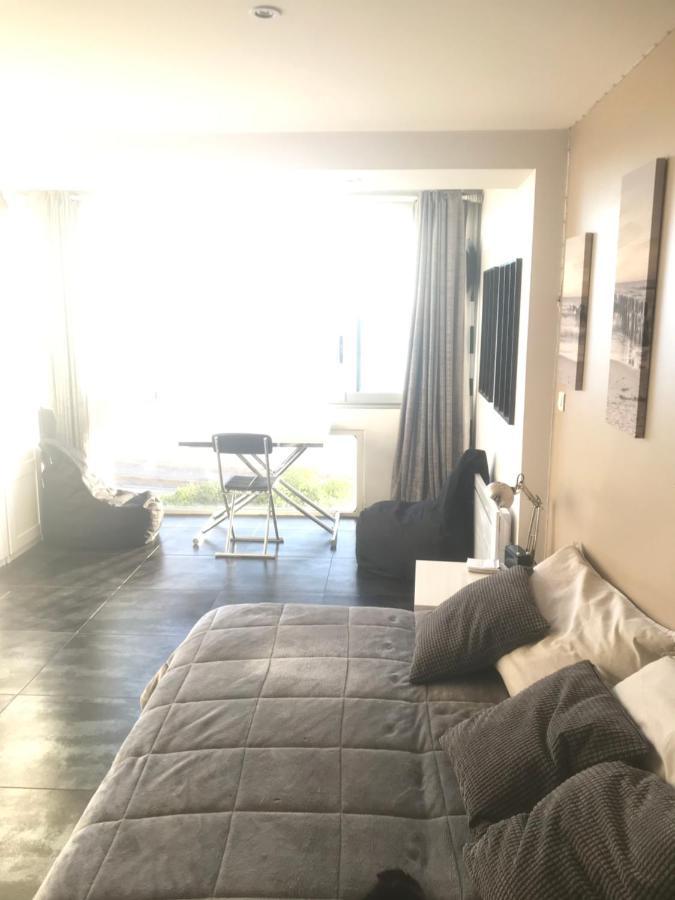 Appartement T2 les pieds dans l eau Vue Mer à Six-Fours-les-Plages Extérieur photo